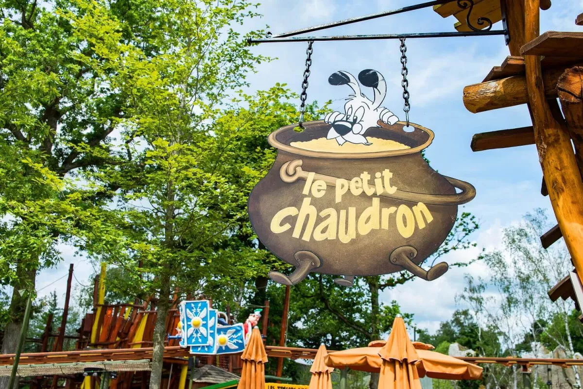 https://www.parcasterix.fr/sites/default/files/styles/container/public/images/restaurants/petit%20chaudron%201_0.jpg.webp?itok=2aAoSUEV