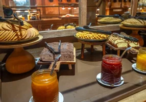 les quais de lutece restaurant les berges de seine buffet petit dejeuner